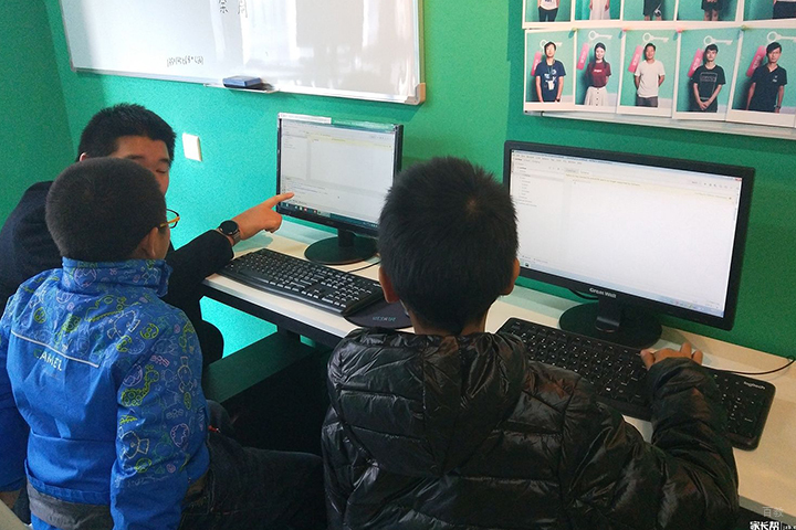 老师在指导孩子学习编程