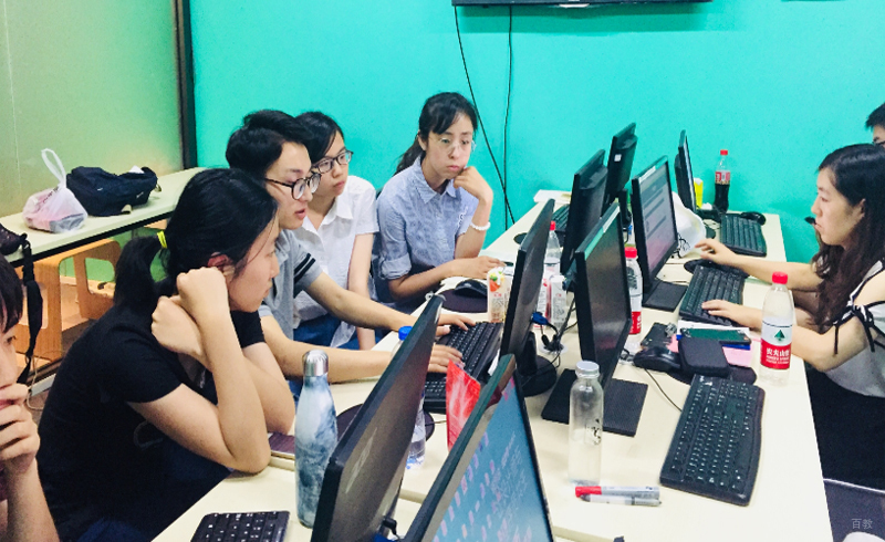 天津诚筑说_学员们在向老师请教