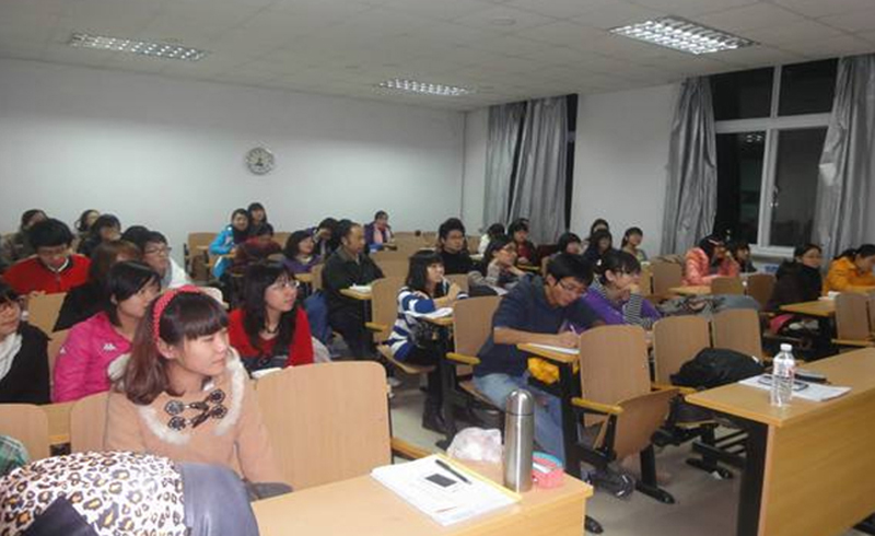 上海新励成口才学员正在上课