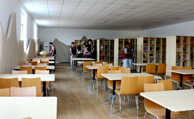 北京杜威国际高中安静舒适的图书馆