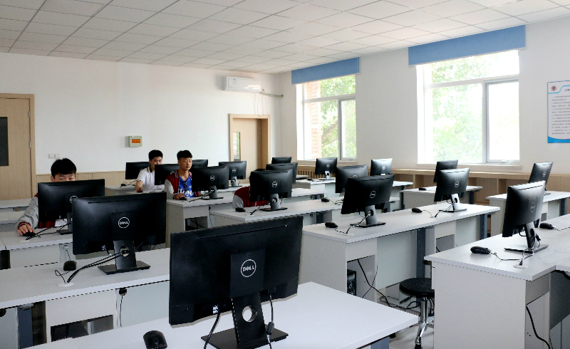 北京杜威国际高中电脑课上课环境和三位学习的学生