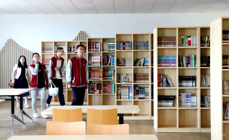 北京杜威国际高中_准备离开图书馆的学生