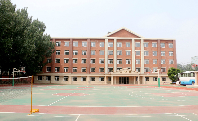 北京杜威国际高中学校住宿楼前的操场