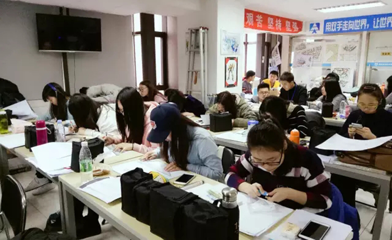 北京天成设计认真学习做作业的学生