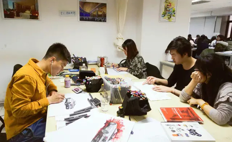 北京天成设计_学习产品设计正在制图的学生