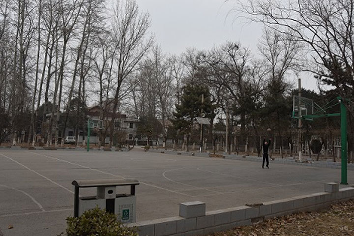 学校操场一角