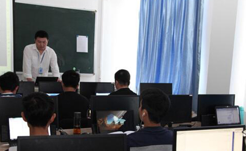 北京北大青鸟教育_站在讲台上讲课的老师