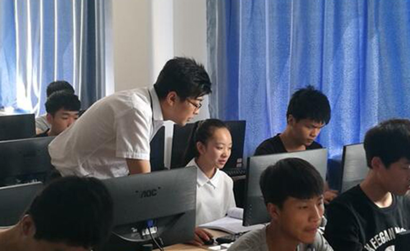 北京北大青鸟教育课堂上老师指导学员学习情形
