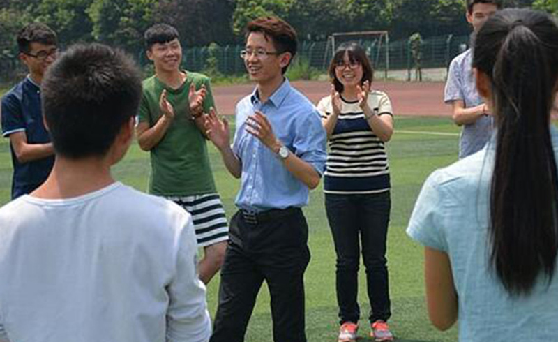 北京北大青鸟教育校园操场上聚集在一起的学员们