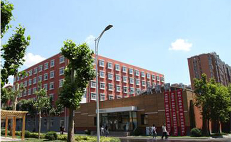 校区教学楼和游泳馆外景