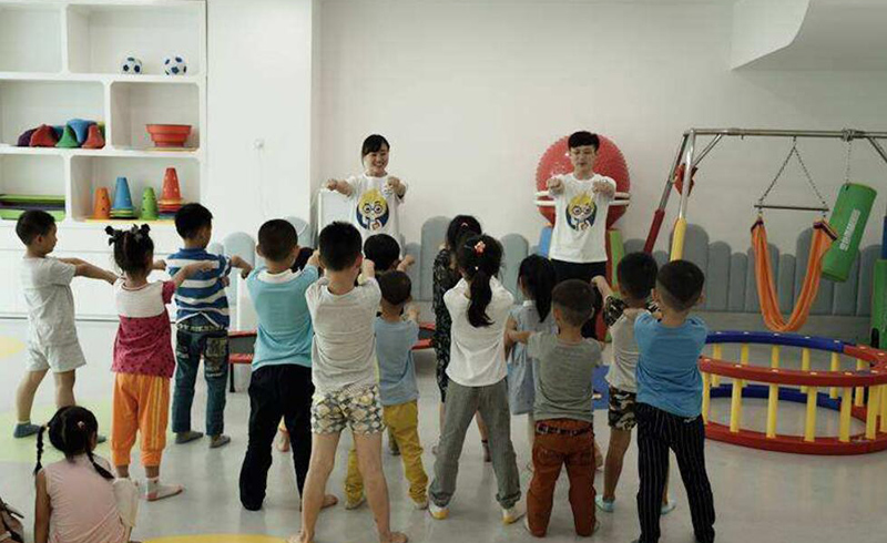 北京金色雨林培训老师与学员们一起做活动