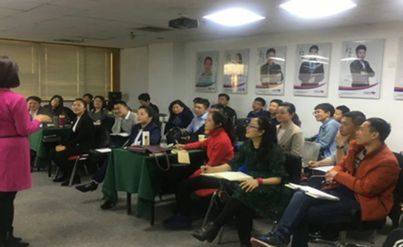 北京超越巅峰口才培训学校老师讲课和学员学习情形