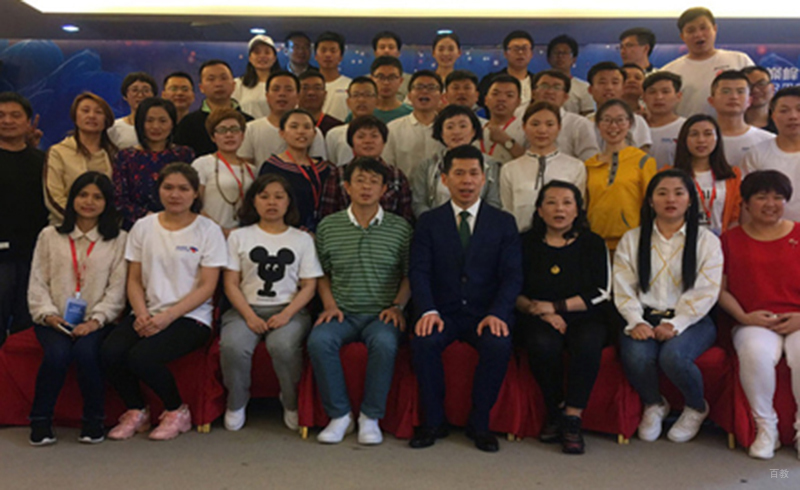 北京超越巅峰口才培训学校_老师与学生集体合影留念