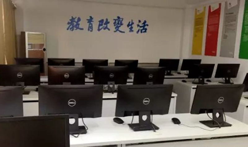 天津北大青鸟设备齐全的教室