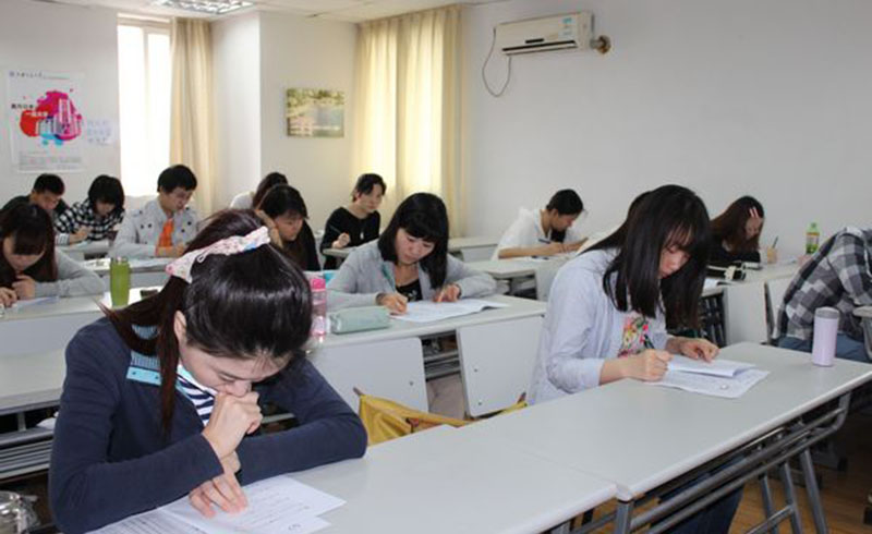 上海昂立日语_学员正在上课