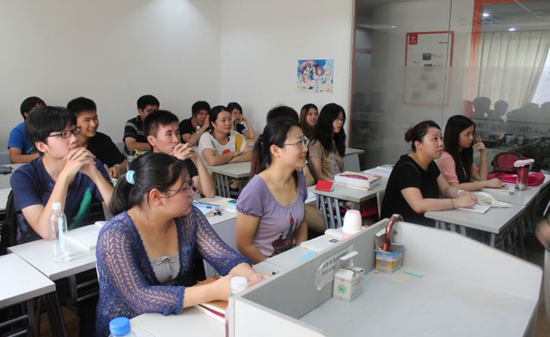 上海昂立日语_学员正在认真听课