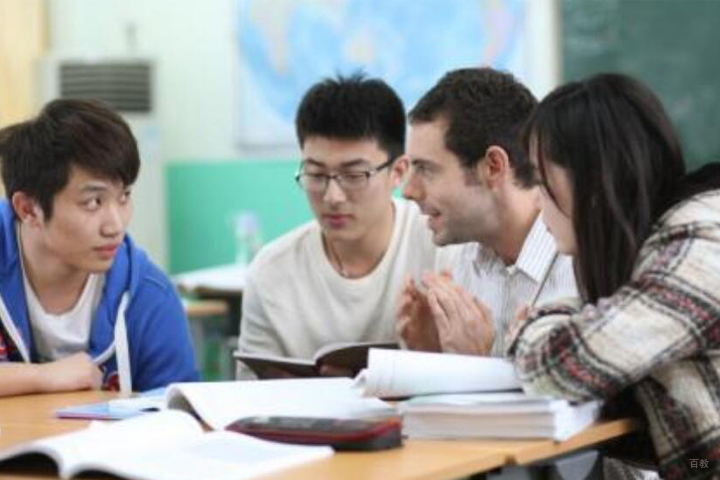 学员和老师一起探讨问题