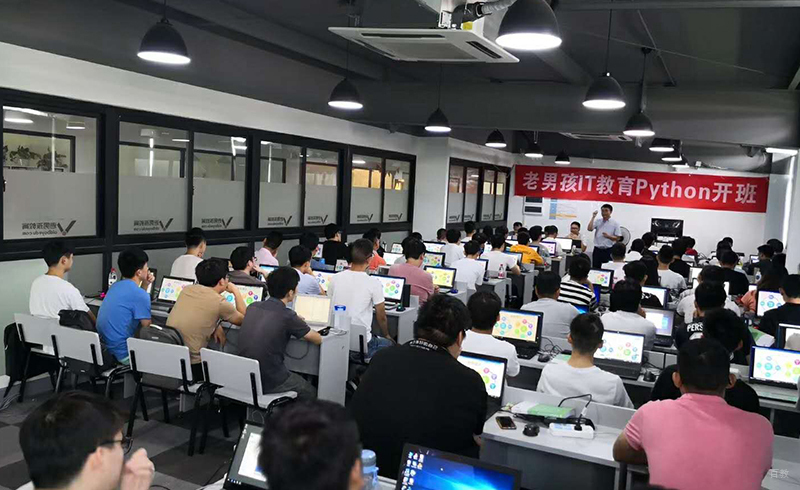 老师讲课和学生听课场景