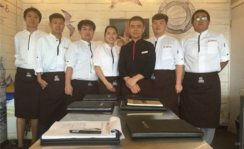 北京百甜汇西点_西点班老师与学生合影