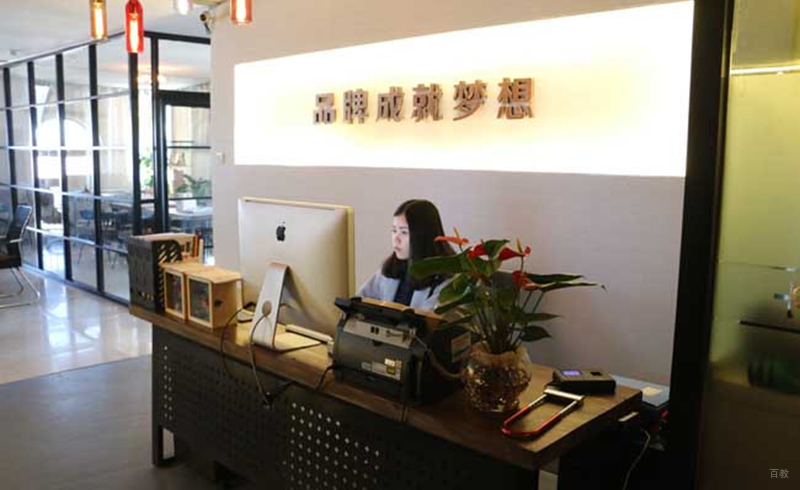 北京百甜汇西点_校区前台老师工作情景
