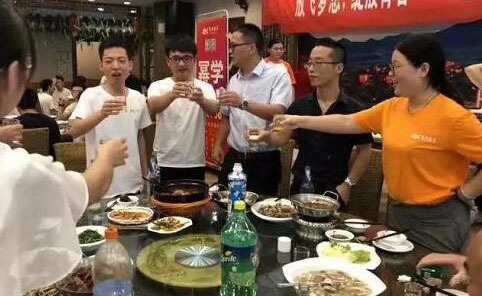 学员聚餐