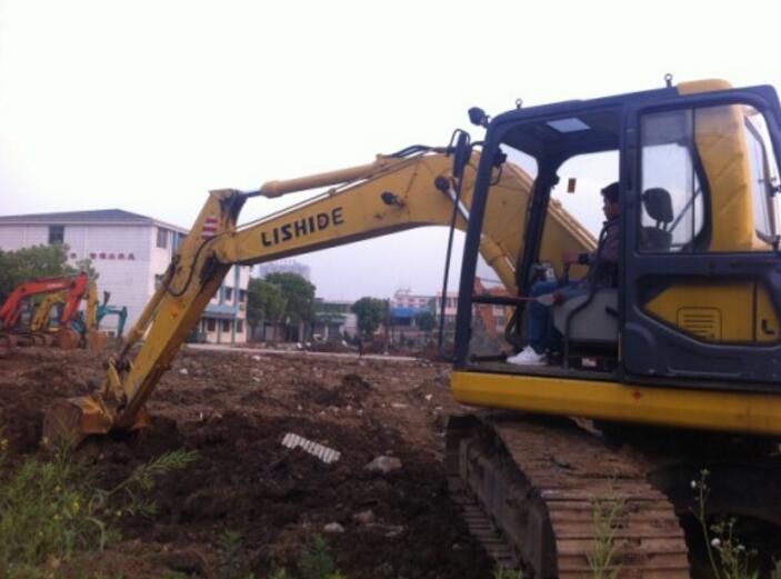 武汉建宏工程机械培训学校挖掘机现场