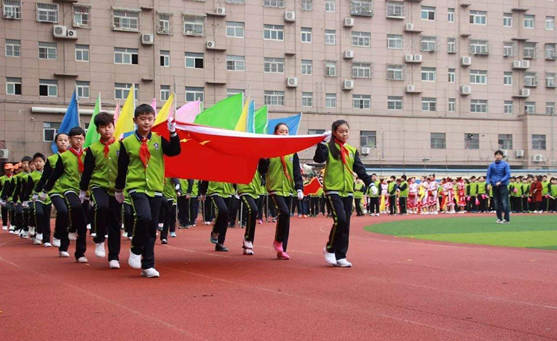 北京世青国际学校举着国旗缓缓入场的旗手