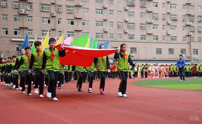 举着国旗缓缓入场的旗手