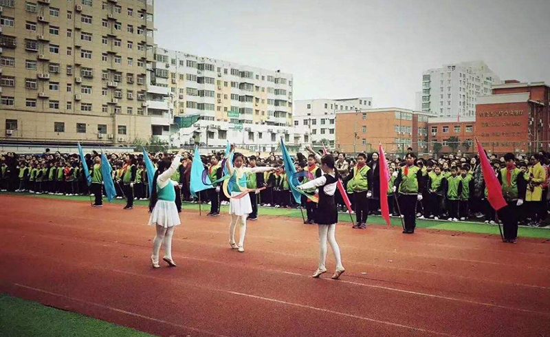 北京世青国际学校校运会上表演的学生