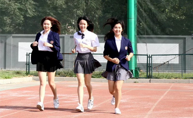 北京力迈中美国际学校校区三位女学生跑步风采