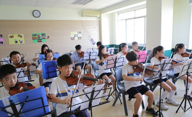 音乐艺术课学习小提琴的学生