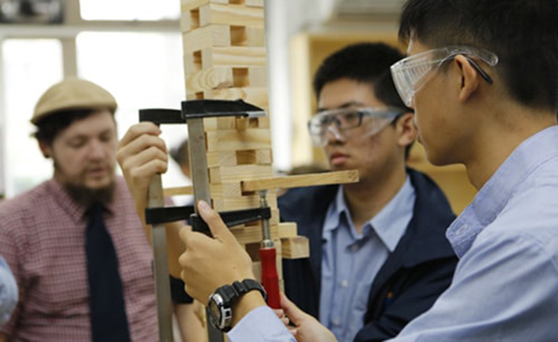 北京耀华国际学校_两名学生在做积木实验认证