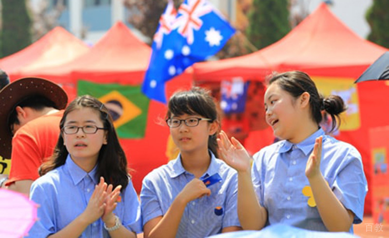 学校活动现场活泼的三位学生