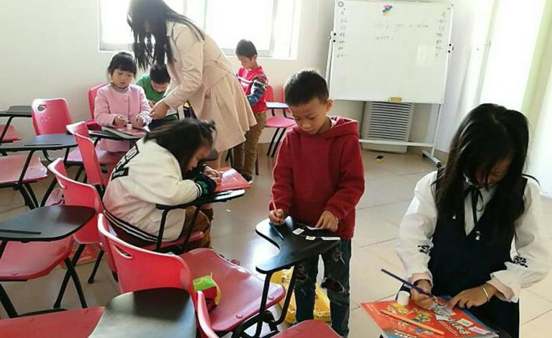 广州英伦外语培训中心认真上课的孩子