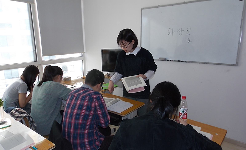 上海韩通韩国语培训老师正在授课