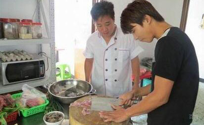 杭州食尚香小吃培训_食尚香荷叶饭培训学员培训实景图