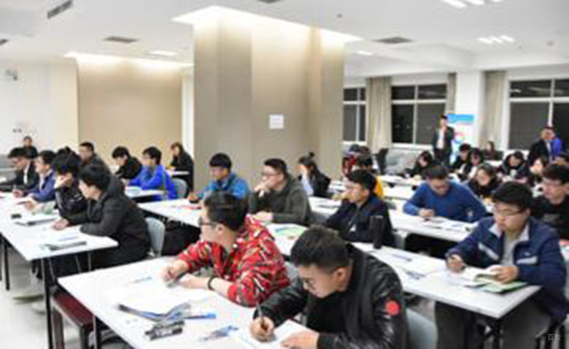 认真听课的学员