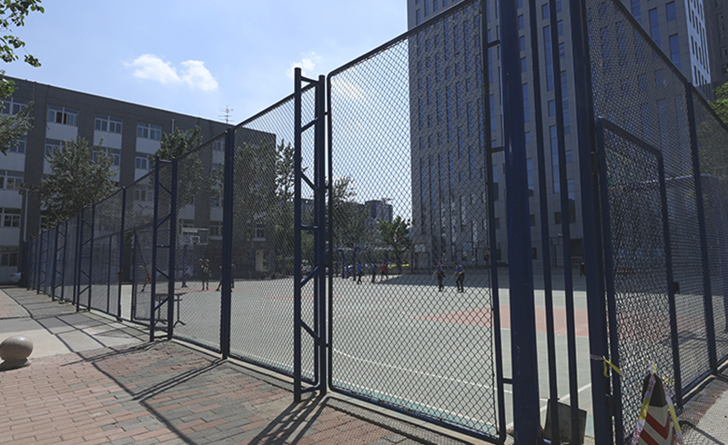 干净宽敞的校园篮球场
