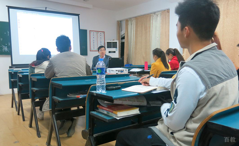 正在听课的学生