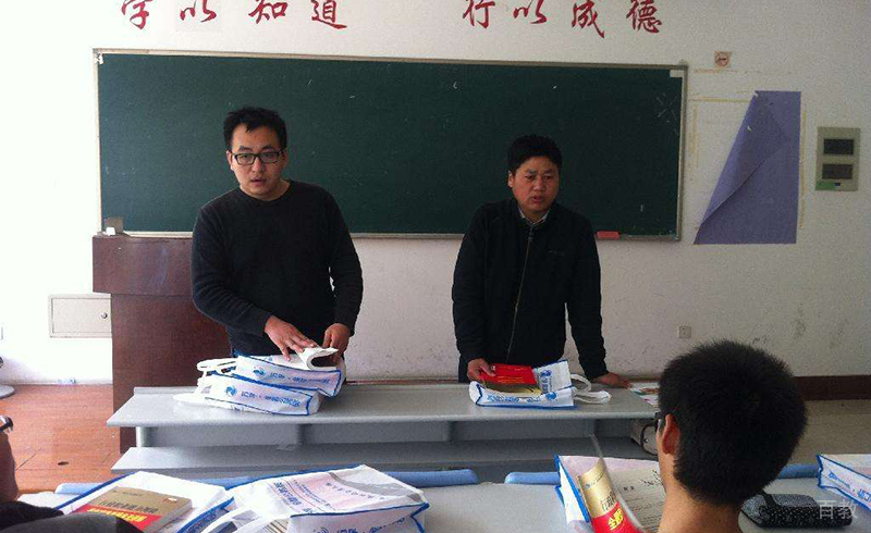 老师正在向学生发放学习资料