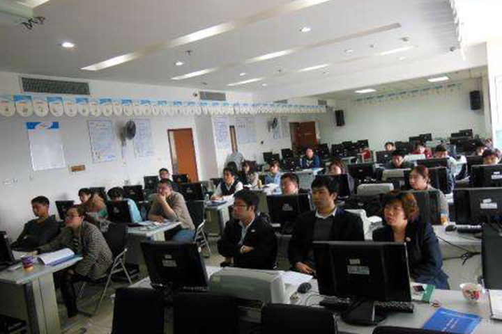 学员们在认真上课中