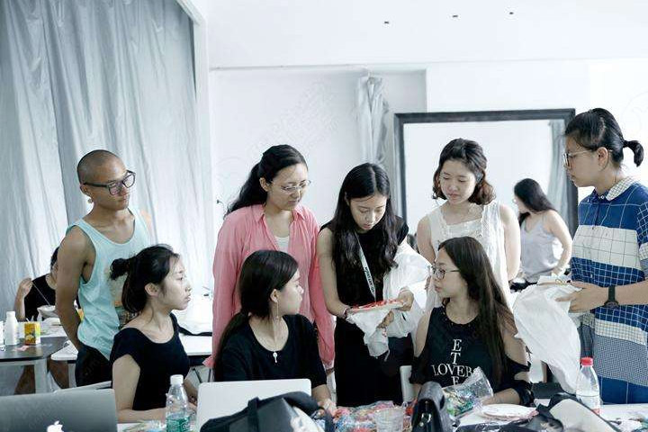青岛维欧艺术教育_教师授课