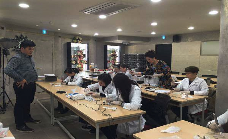 学员在练习纹眉