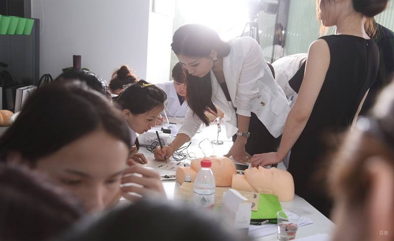 老师在指导学员学习
