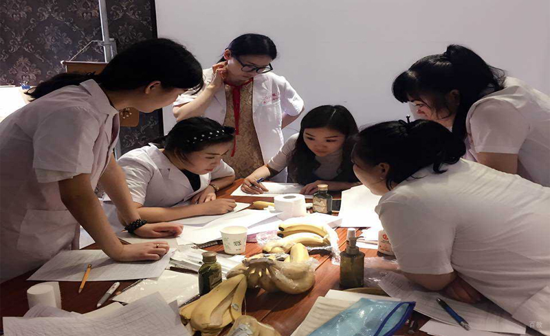 学员们在讨论学习