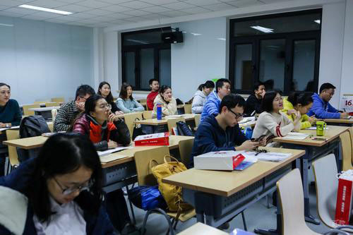 重庆考研MBA_同学们认真听讲