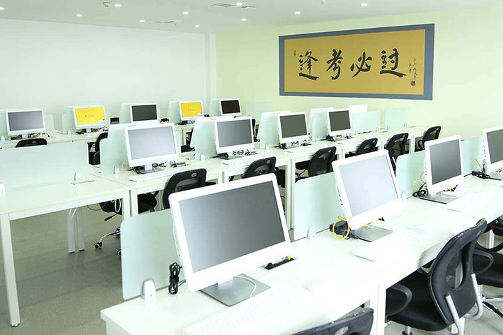 天津智课教育设备完善的教室