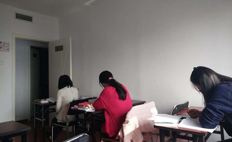 北京日语培训学校自主学习中的学员