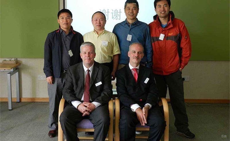 学校老师与roffey paek领导合影