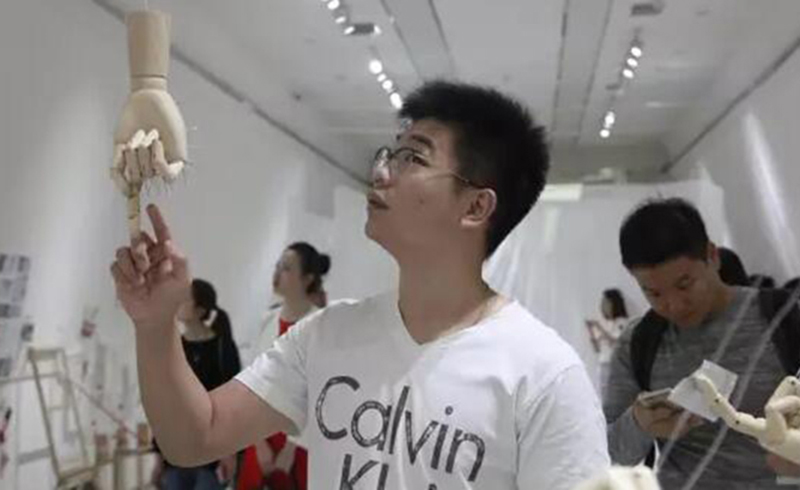 北京AF国际艺术教育正在观赏艺术作品的学生